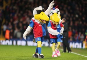 getty_crystalpalacenmaskotitpetetheeagleandalicetheeagle20140128