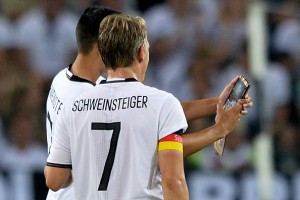 getty_schweinsteigerbastianhairikkoselfie20160831h