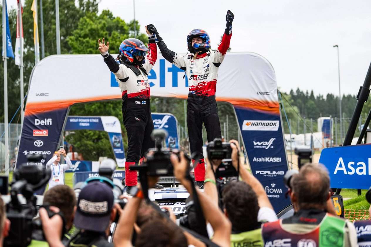 MM-ralli 2027 ja WRC-kalenteri sisältää 15 osakilpailua. Kuvassa Sami Pajari ja Marko Salminen juhlivat Viron rallin voittoa 2026.